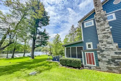 Image de Iconic Lakefront Cottage with Hot Tub and Dock! Pet friendly