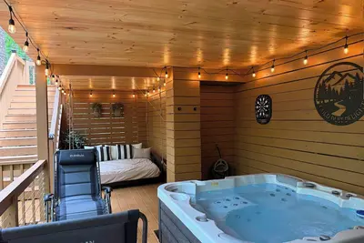 Image de Cabin with Hot Tub, Firepit, Dog park
