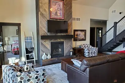 Image de New 5 Bed 4 Bath Cabin, Fire Pit, Hot Tub, Arcade Games & All Paved Roads