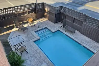 Image de Apt E - furnished huge 2bed/2bath upstairs with the mountains and downtown views