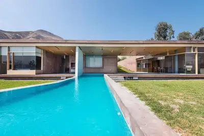 Image de Stylish Garden Retreat with Pool & Sauna near Lima
