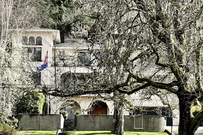 Image de The Big Pink House, a University of Oregon Favorite