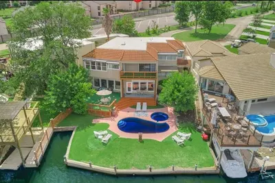 Image de Lakefront Retreat with Pool, Spa, Golf, Fishing, Boat slip, Kayaks & Marina