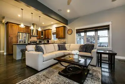 Image de Spacious 4br Bluff-Top Townhome Steps from Fenelon Elevator & Downtown