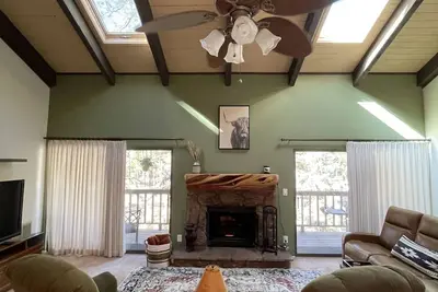 Image de Comfy condo across from wedding venue and golf!