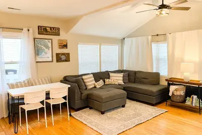 Image de Available for Cw 2025 Family and Pet-friendly Edgewater cottage with hot tub in waterfront community