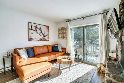 Image de Condo w/ Balcony & Views - Steps to Ski Shuttle!