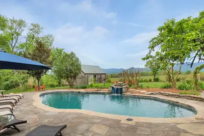 Image de Farmhouse getaway for family vacations and friend retreats - heated pool, amazing views, close to wineries/breweries