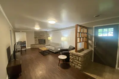 Image de Precious Ranch, newly renovated and spacious yard!