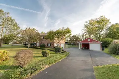 Image de Roomy! , pet friendly, fenced backyard.