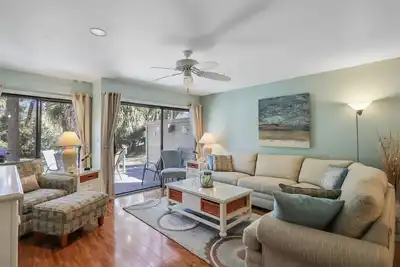 Image de 2 bedroom 2. 5 bathroom townhouse- walking distance to the beach!