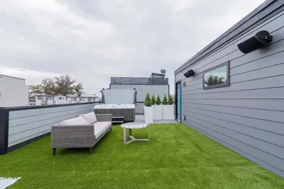 Image de Rooftop Views & Hot Tub, Walk to BofA Stadium, Uptown Lux