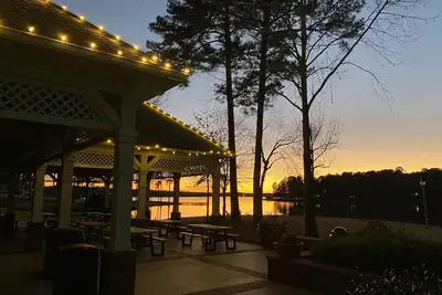 Image de Lakefront Views! Beautiful\/cozy condo in Reynolds Lake Oconee. . .