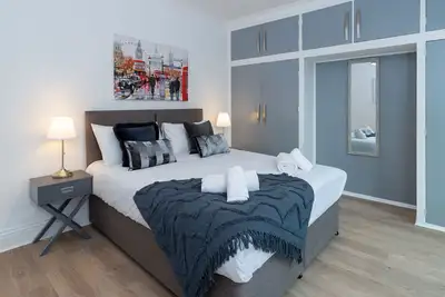 Image de Moderne-Maison-Salle de bain privée séparée-Street and garden view