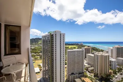 Image de 1bov2 Aston at the Waikiki Banyan: Deluxe 1 Br w/Kitchen & Ocean Views