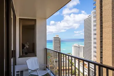 Image de 1bpo1 Aston at the Waikiki Banyan Partial Ocean View 1 Br w/Kitchen
