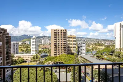 Image de 1bst-2 Aston at the Waikiki Banyan: Standard One-Bedroom with Full Kitchen