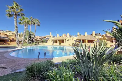 Image de Maison avec piscine commune et wifi rapide