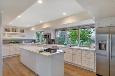 Image de Hilltop Retreat - Main House, 40-acres, Open Views