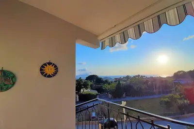 Image de Apartment with a view of the sea, the mountain of Cuma and the island of Ischia.