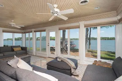 Image de Waterfront lake cabin with 900+ft of shoreline