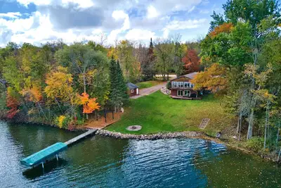 Image de Beautiful Cabin on Peaceful Swan Lake!