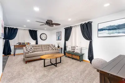 Image de Large family friendly home with 2 kitchens, game room.