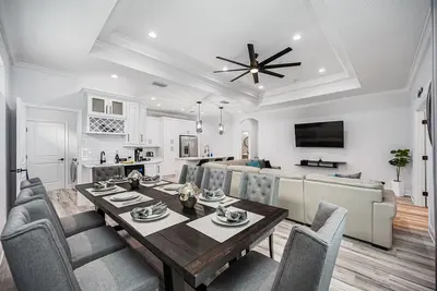 Image de Large Modern 4b Home! ! Near Downtown| Bucs | Airport