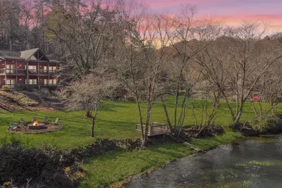 Image de Toccoa Sunnyside ~ Minutes to Downtown Blue Ridge ~ Hot Tub!
