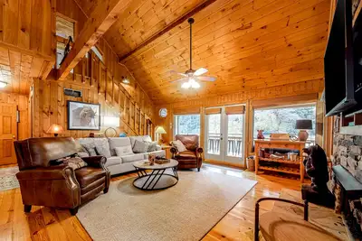 Image de Riverfront home with amazing view, deck, firepit, & fireplace