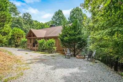 Image de Dog-friendly Woodland home with two-sided wood fireplace, WiFi, and washer/dryer