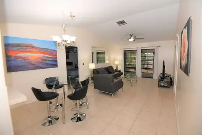 Image de Luxurious 3 Br in Quiet Central Stuart Community