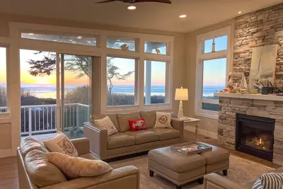 Image de Sunset Hideaway ~ Oceanfront across from the beach, 14 min walk to restaurants\n