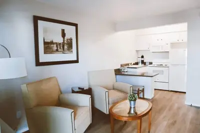 Image de 211 Cozy and stylish one bedroom -Pool & Spa!