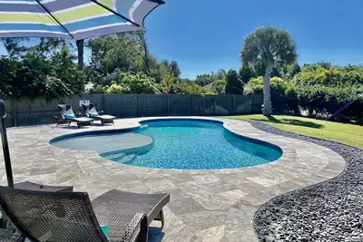 Image de 5 miles from Anna Maria IslandI! Heated pool! Game room and Huge private yard!