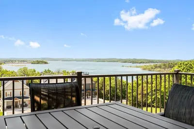 Image de Lakeview Luxury • 3br Majestic Condo • Sleeps 10 • Sunroom + Balcony