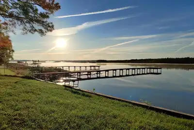 Image de Whispering Pines on Lake (Woods/Hot Tub/Lakefront)