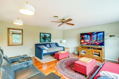 Image de Modern Clarence Home on Main Street!