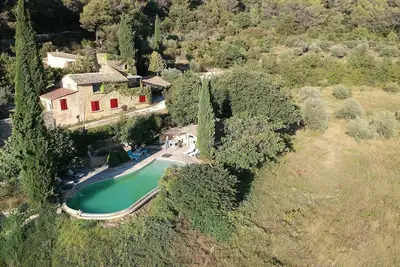 Image de mas  avec piscine et pool house