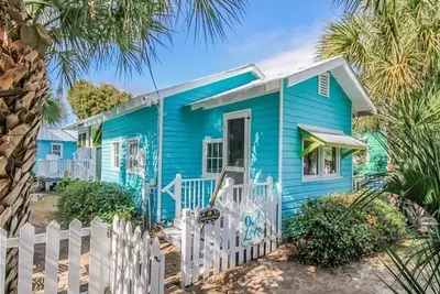 Image de Romantic 1930s Vintage Beach Cottage Steps to Beach by Tybee Cottages