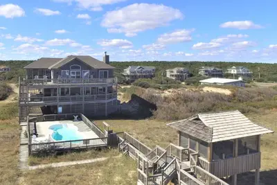 Image de Surf Views from this Beautifully maintained Oceanfront, pool, tub, 4x4