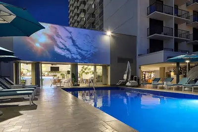 Image de Escape to Paradise! 2 Attractive Units, Waikiki View, Rooftop Pool, Game Room!