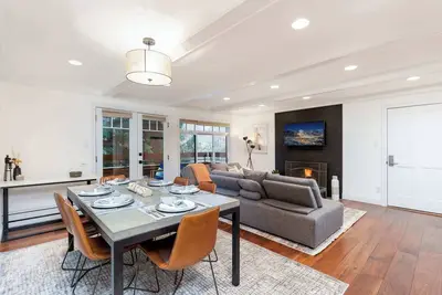 Image de Updated 3br, 3ba, 1 Block from Gondola!
