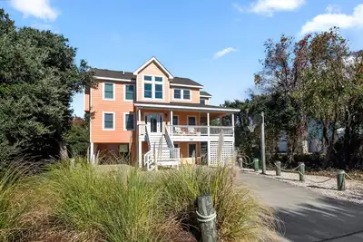 Ducktopia: 6-minute walk to Beach, Pool, Hot Tub, Short Walk to Downtown Duck