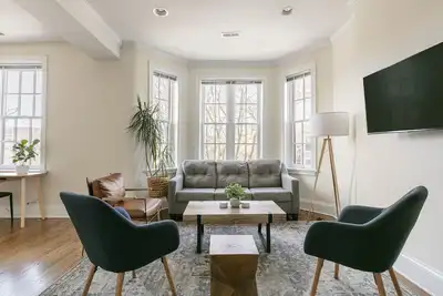 Image de Lincoln Park Charm Near Everything + On site Parking Spot Included