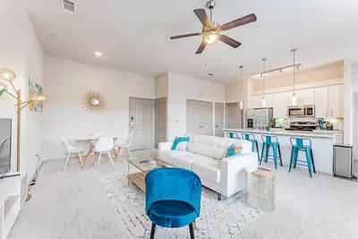 Image de Warm 2br suite close to Downtown w/ fast WiFi