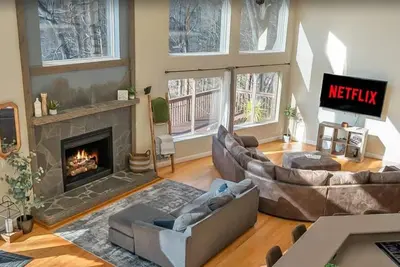 Image de Lakeshore Retreat with Lake Lanier views & hot tub