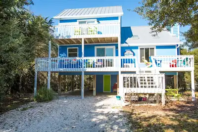 Image de Buoy Oh Buoy! Cheerful family beach cottage just a block from the Ocean & Sound!