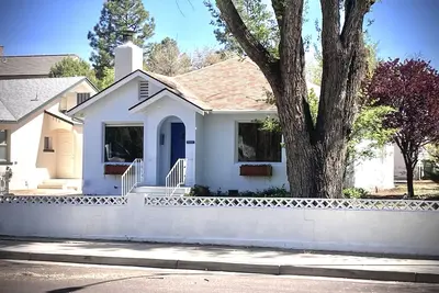Image de Charming Home in Prescotts Historic District. Less than a mile from Whiskey Row.