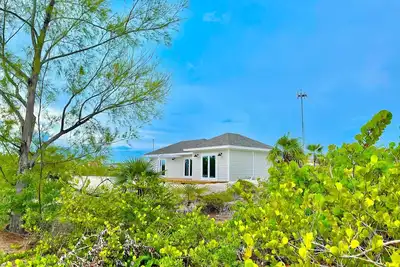 Image de New two bedroom home only steps from Tropic of Cancer Beach in Little Exuma